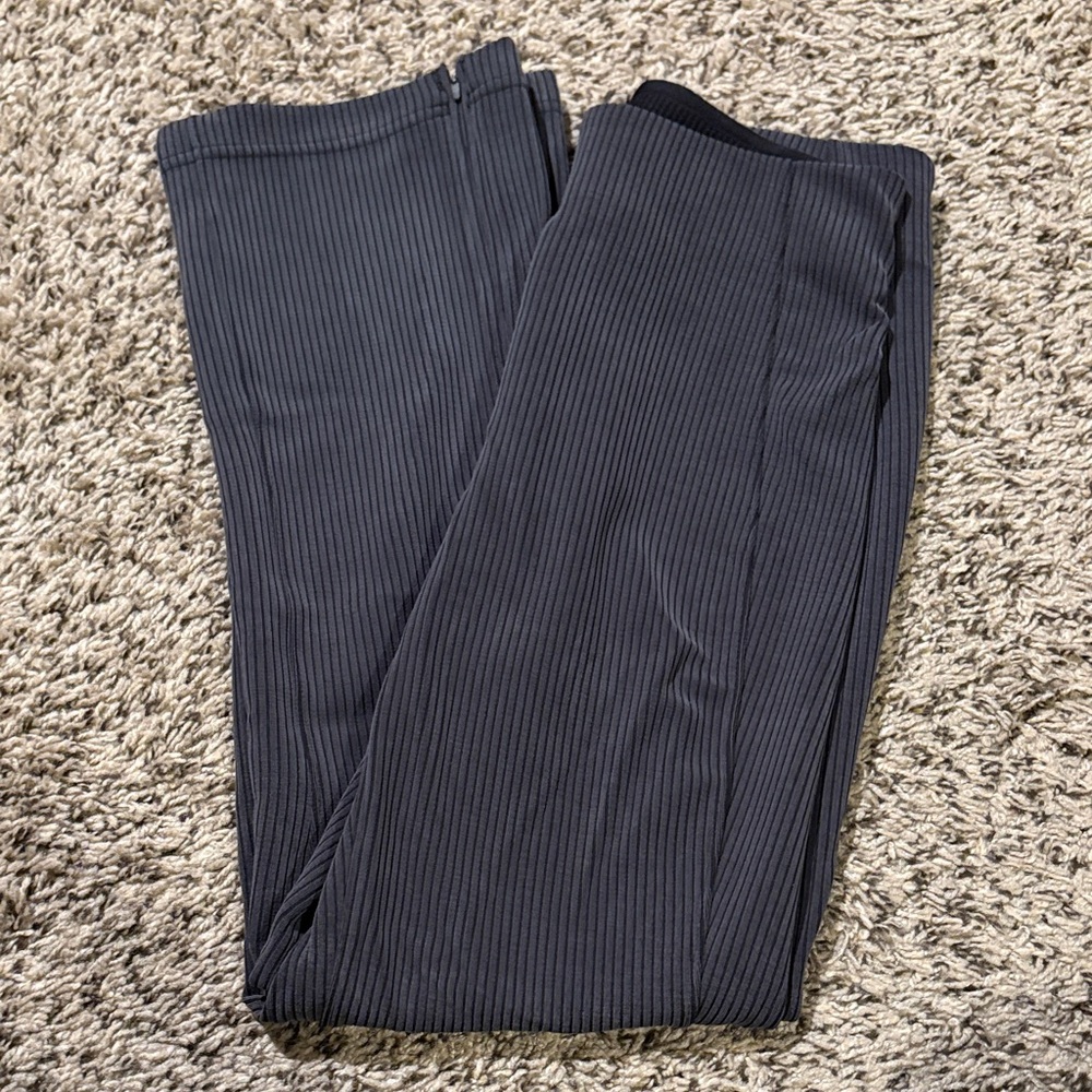 Lululemon Size 4 Ribbed Softstreme Zip-Leg HR Crop Pant 25"